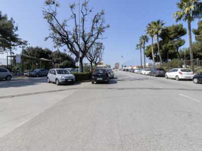 Per visitare l'area verde ci dirigiamo su via Respighi, strada su cui sono posti i due ingressi alle distinte aree verdi: la "pineta piccola" e la "pineta grande"